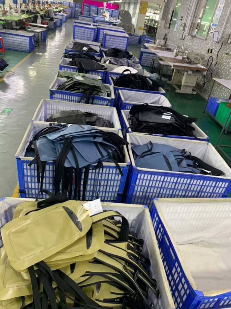 Sześć kolorów jednego plecaka w tej samej linii
